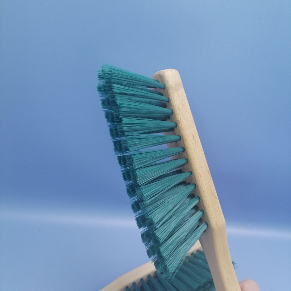 Щетка - сметка деревянная для уборки, ручка 18 см, длина щетины 6 см, ширина 4 см.